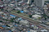 9000系10両編成の上り列車が桜上水駅構内の電留線（車庫線）に留置中の東京都交通局10-300形と対面する。桜上水駅は電留線も高架となる予定となっている（2011年6月21日、吉永陽一撮影）。