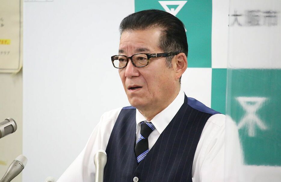 [写真]報道陣の質問に答える大阪市の松井一郎市長＝4日午後11時すぎ、大阪市役所で