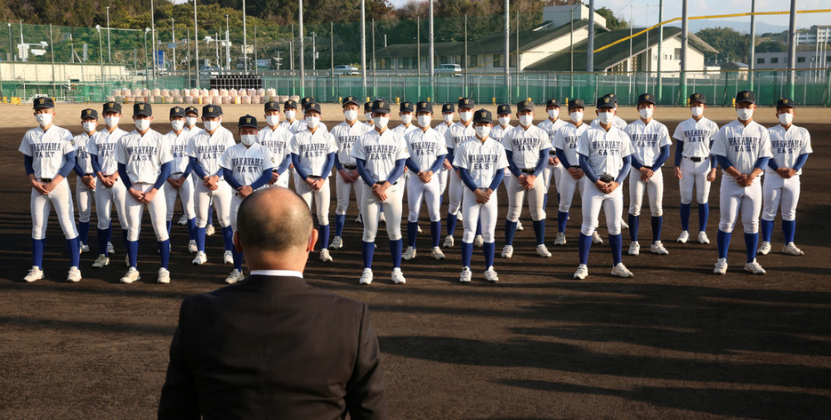 市川貴英校長（手前）からセンバツ出場が決まったことを聞く和歌山東の選手たち＝和歌山市で２０２２年１月２８日午後３時４７分、大西達也撮影