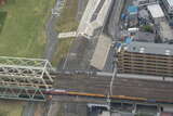 総武本線平井～新小岩間の荒川橋梁では、珍しくDE10形ディーゼル機関車がけん引するレール輸送列車に遭遇した（2018年5月28日、吉永陽一撮影）。