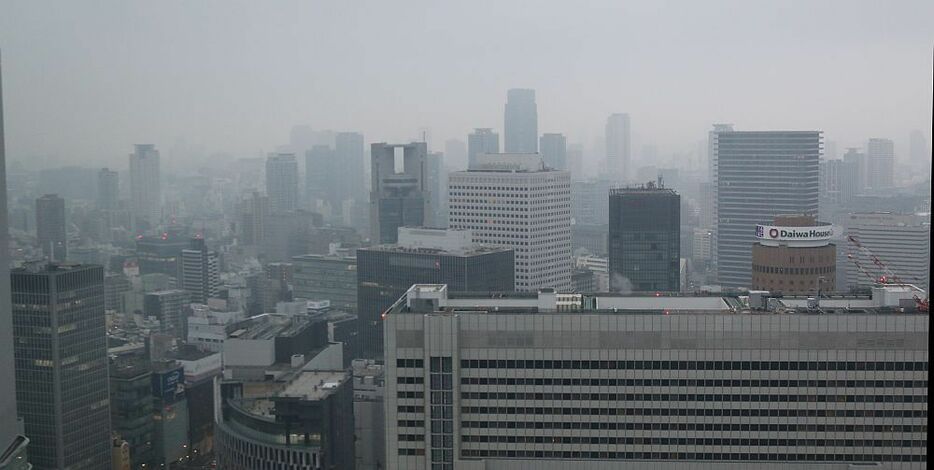 [写真]大阪駅前のビルから南方面を撮影。いつもは左端に見えている大阪城もぼんやりとしか見えない＝18日午前7時20分ごろ、大阪市北区で