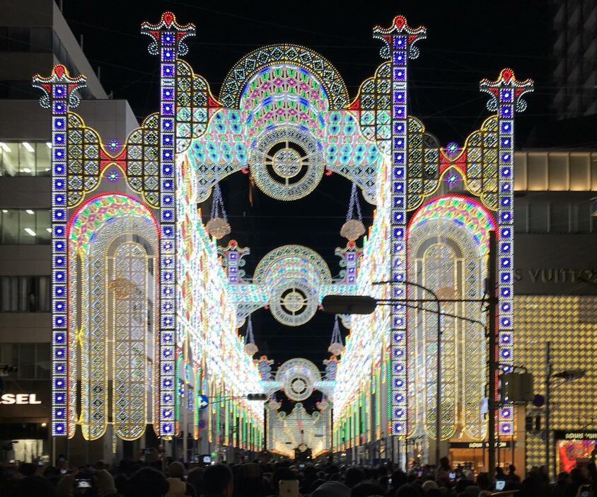 ［写真］「希望の光に導かれて、25年」をテーマに開幕した神戸ルミナリエ＝6日午後6時ごろ、神戸市中央区で
