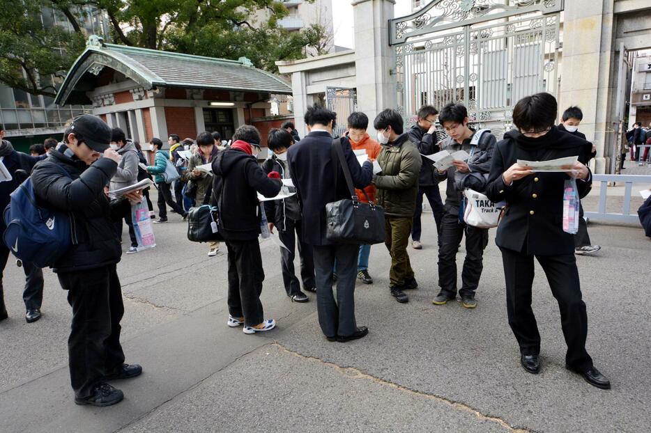 [資料写真]センター試験後に自分の答案をチェックスる受験生。2014年1月撮影（Natsuki Sakai/アフロ）