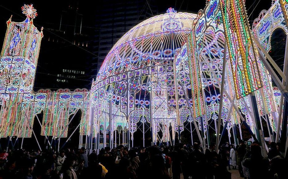 　1995年に発生した阪神・淡路大震災の犠牲者への鎮魂、そして都市の復興・再生への願いを込めた「神戸ルミナリエ」が6日夜、神戸市中央区の旧外国人居留地、東遊園地付近で始まった。