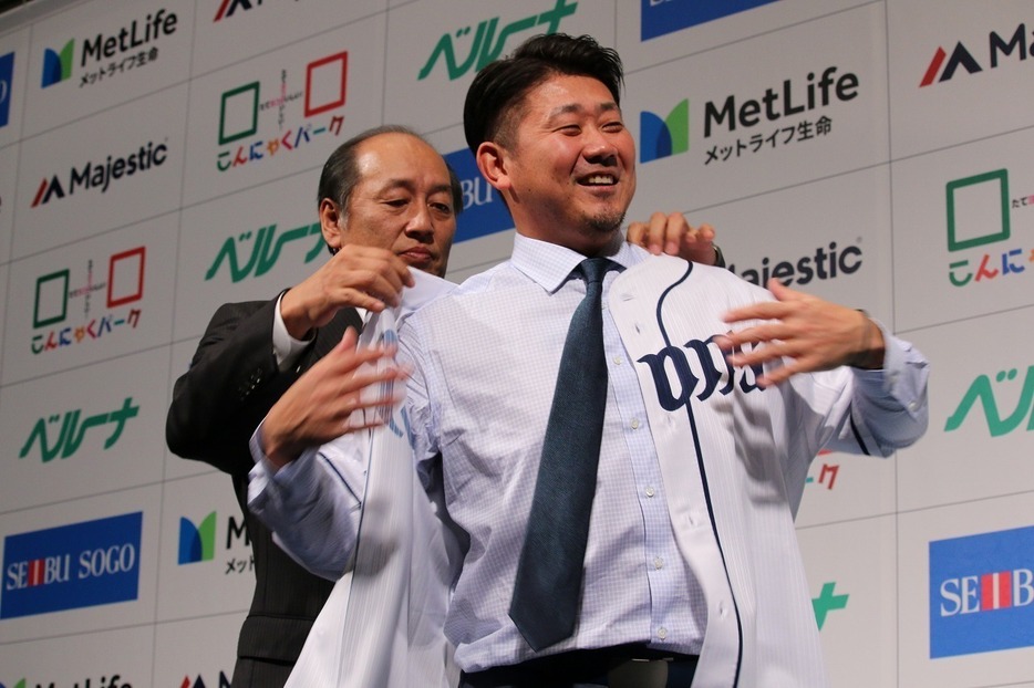 [写真]渡辺久信GMに背番号16のユニホームを着せられる松坂大輔投手