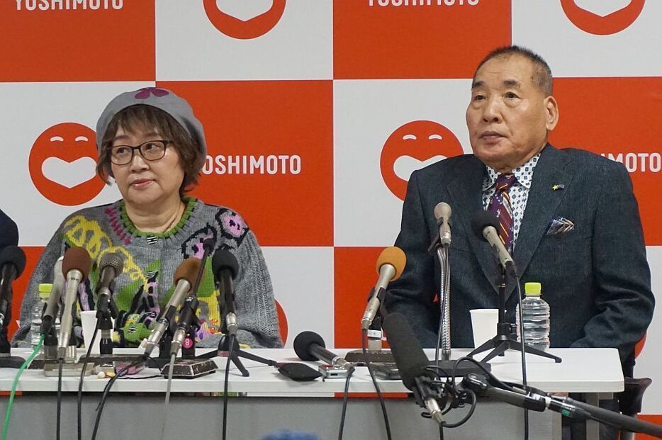 [写真]夫婦で会見に臨む宮川大助・花子