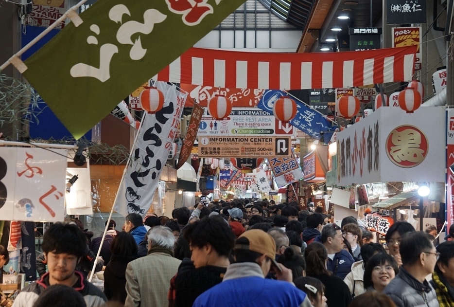 ［写真］大みそかの黒門市場は大にぎわい。遠くを見渡しても人の列がみえる＝31日午後2時すぎ、大阪市中央区で