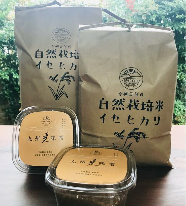 前田さん夫妻が作った麦味噌（手前）と無農薬の米（奥）（撮影：村松まどか）