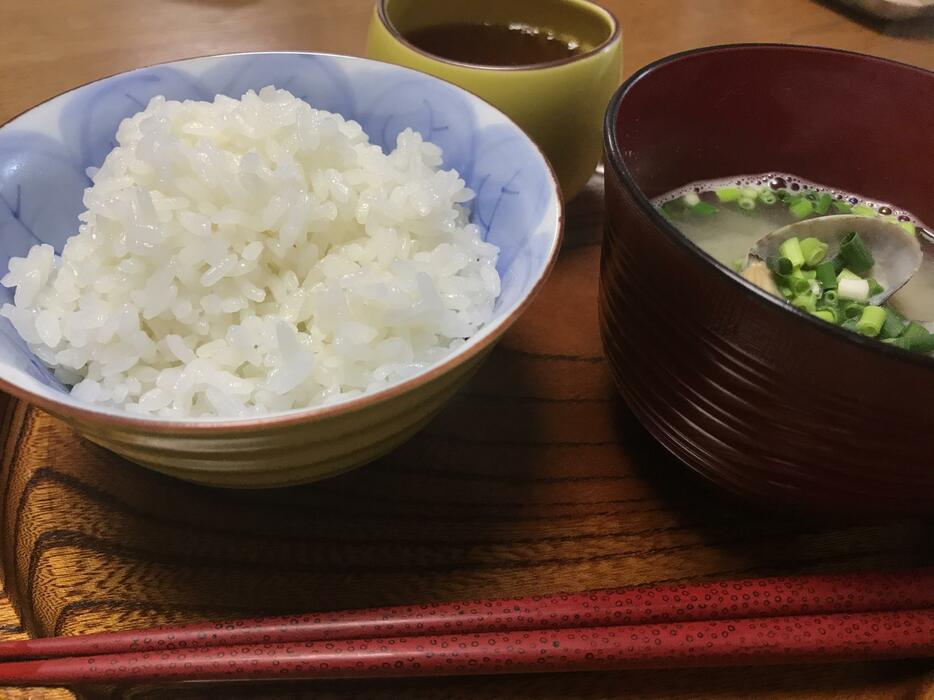 前田夫妻が作った米（左）と麦味噌を使った味噌汁（右）（撮影：村松まどか）