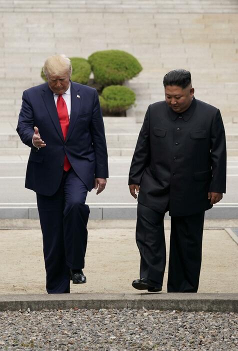 [写真]G20大阪サミットの後、板門店で急きょ面会したトランプ大統領（左）と金正恩委員長（ロイター/アフロ）