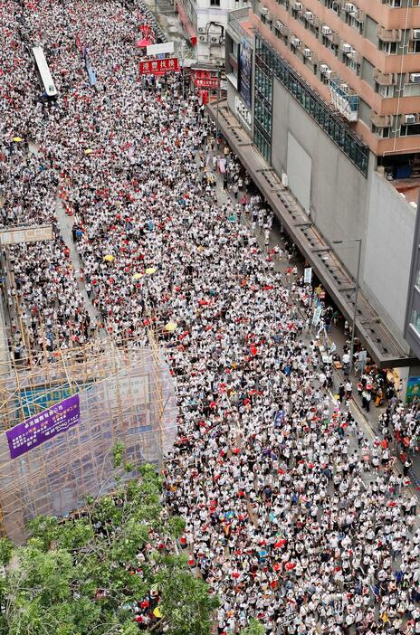 [写真]香港で長期化するデモ。6月には主催者側の発表で200万人が集まったという（ロイター/アフロ）