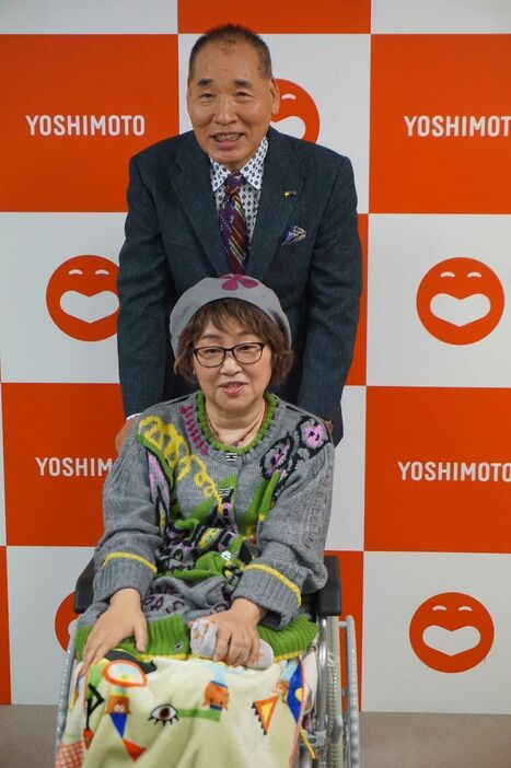 [写真]車いすに乗って会見場に来た宮川花子。半年ぶりに病院から出たという