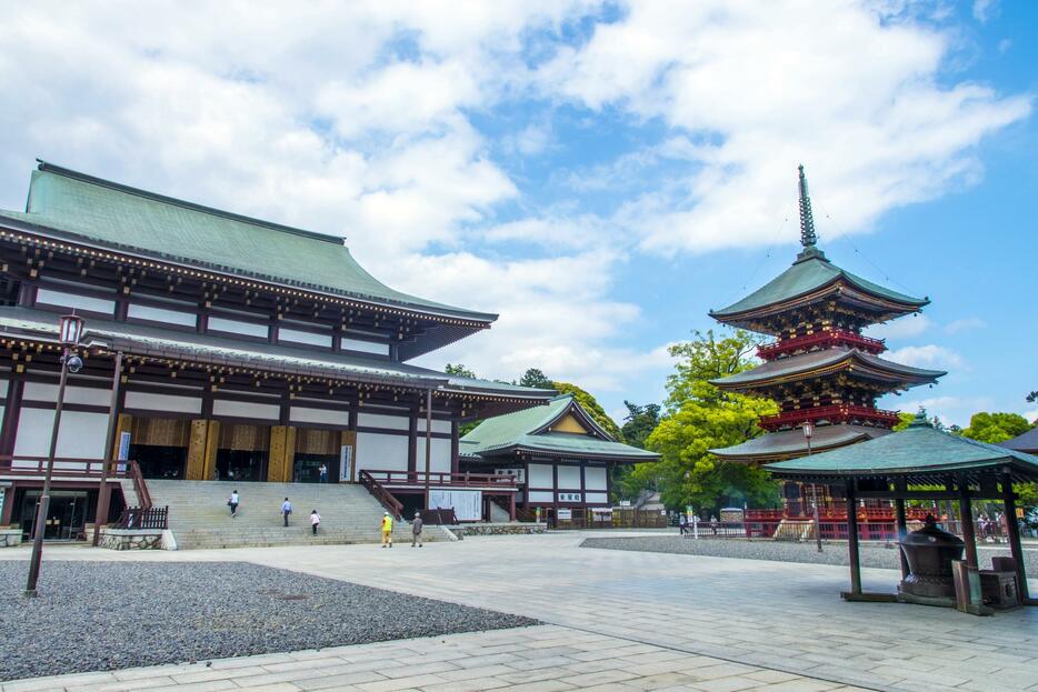 成田山新勝寺の本堂（左）と境内（写真：GYRO PHOTOGRAPHY/アフロイメージマート）