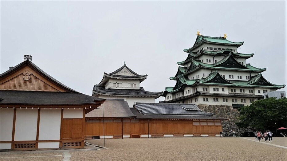 名古屋城本丸御殿と天守（東側）（写真：水野誠志朗）