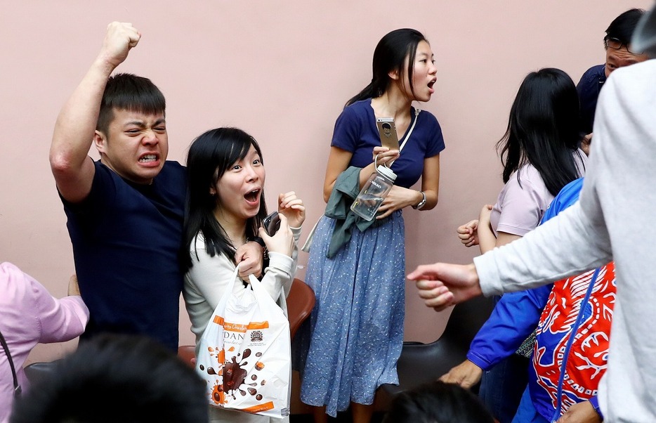 [写真]民主派が圧勝した香港の区議会選挙（ロイター/アフロ）