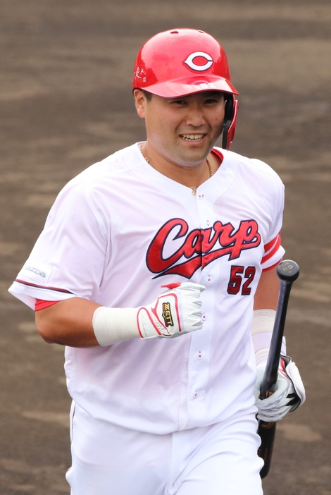 【広島―阪神】六回に今季初本塁打を放ち、笑顔でベンチへ戻る末包