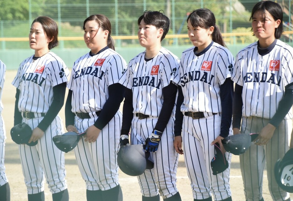 決勝で敗れ悔しそうな表情を浮かべる仙台大の選手たち。仙台大には橘田監督の教え子も多数在籍している