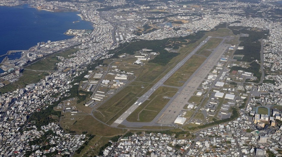 沖縄県宜野湾市の米軍普天間飛行場＝2023年12月