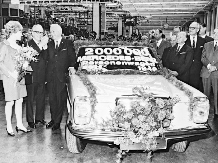 1946年以来、200万台目になったのがW115の220Dで、1968年5月9日にメルセデス・ベンツのジンデルフィンゲン工場をロールアウトした。