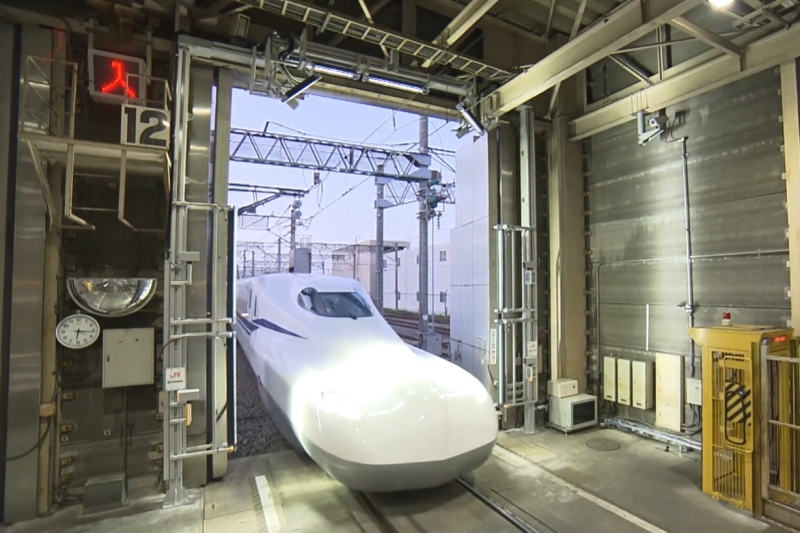 外観検査システムに入庫する東海道新幹線（JR東海提供）