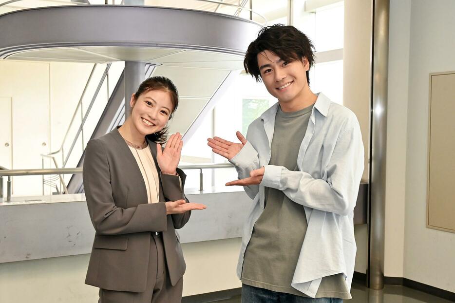 コラボ動画に出演した今田美桜さん（左）、「SixTONES」の森本慎太郎さん