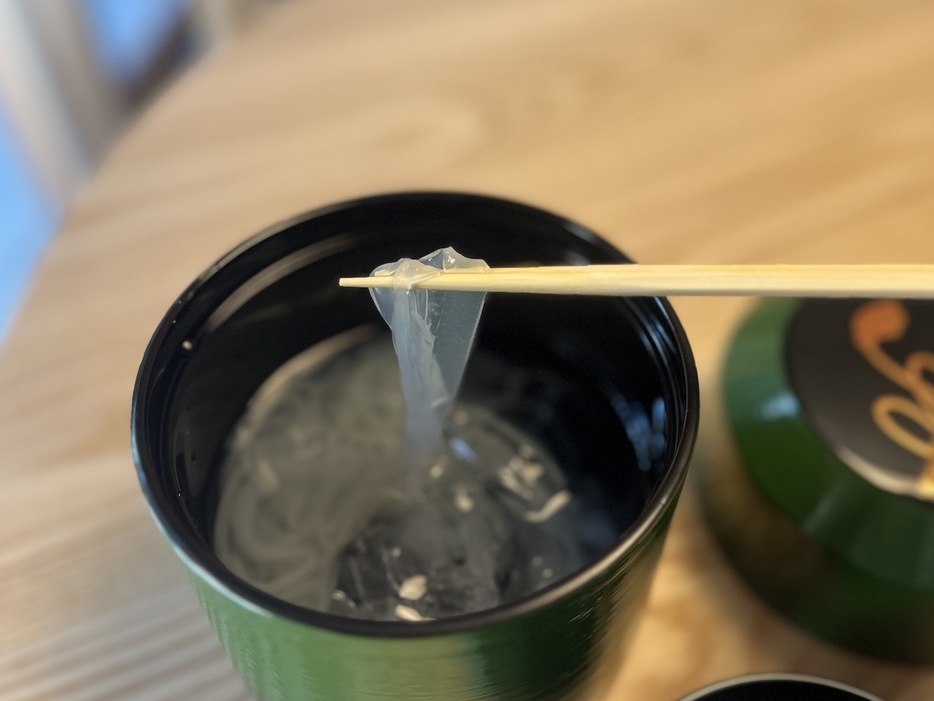 鍵の文様が描かれた信玄弁当風の漆器で運ばれてくる「くずきり」は、箸ですくうと、大きな氷がカランと涼しい音を立てる。￥1,400　PHOTOGRAPH BY JUNKO AMANO
