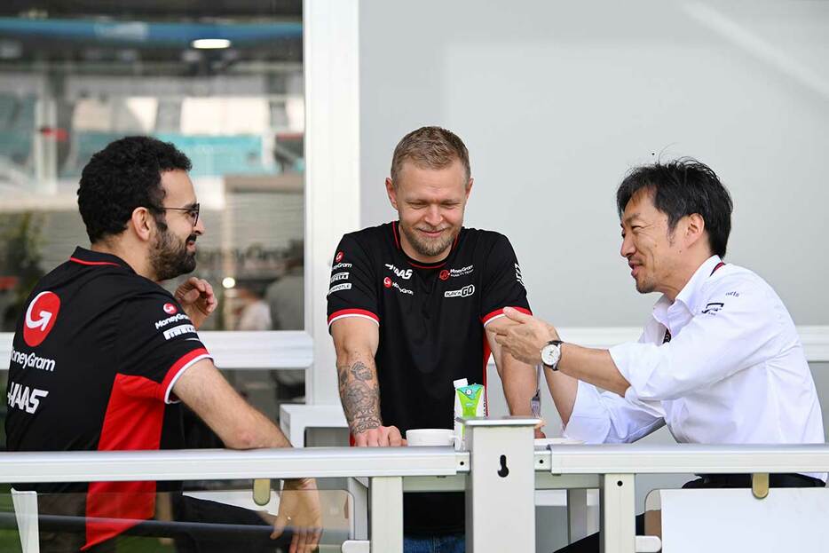 2024年F1第6戦マイアミGP　ハースのケビン・マグヌッセン（写真中央）と小松礼雄代表（写真右）