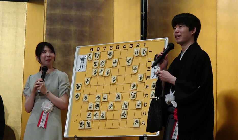西山朋佳女流三冠（左）と藤井聡太王将