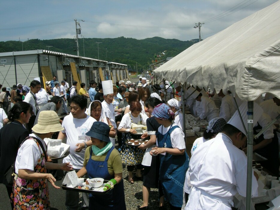 ▲ こちらは2007年の料理ボランティア輪島の様子