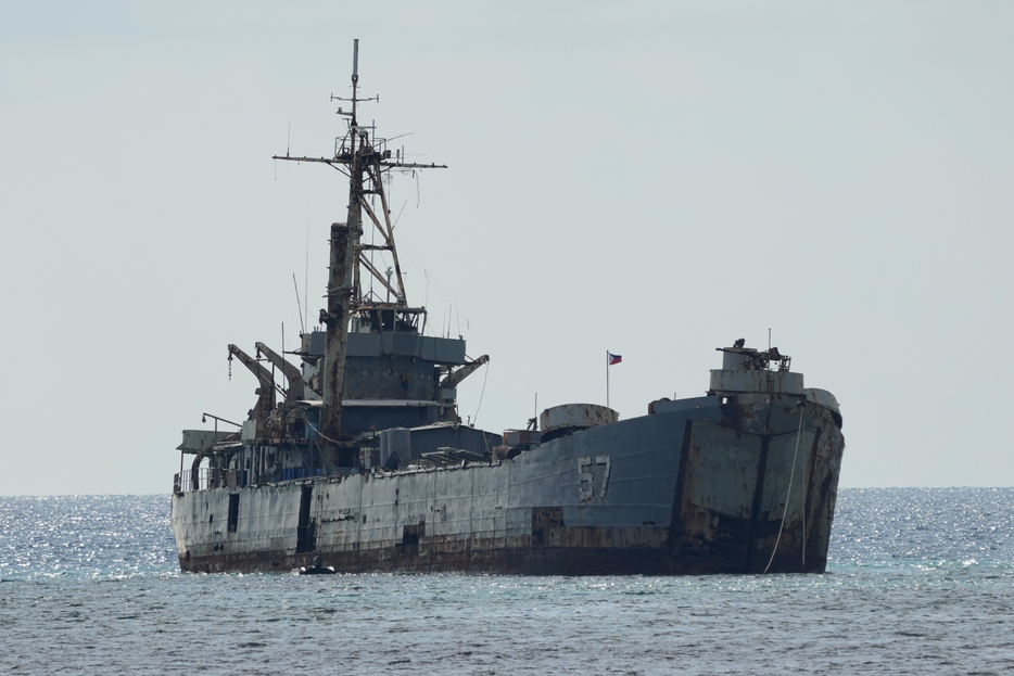 崩れかけたフィリピン海軍艦船BRPシエラ・マドレに掲げられたフィリピン国旗（AP/アフロ）