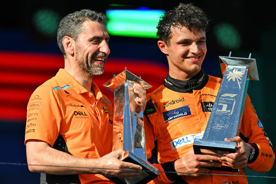 マクラーレンF1のアンドレア・ステラ代表（左）とF1マイアミGPでキャリア初優勝を飾ったランド・ノリス（右）