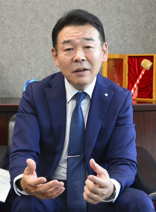 取材に応じるワールドインテックの栗山勝宏社長＝4月、福岡市