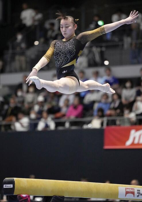 女子個人総合　宮田笙子の平均台＝高崎アリーナ