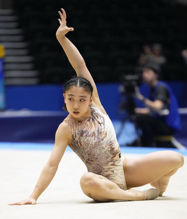 女子個人総合　岸里奈の床運動＝高崎アリーナ