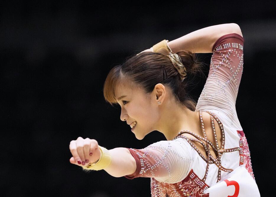 女子個人総合　杉原愛子の床運動＝高崎アリーナ