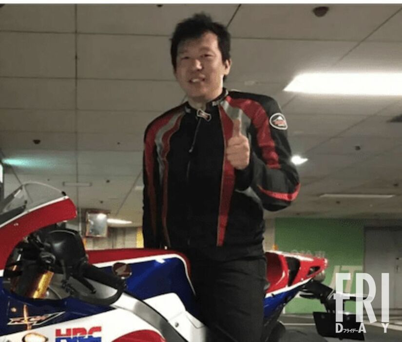 バイクにまたがり、ポーズを決める和久井容疑者。平澤さんに渡すために、この愛車も売却したものとみられる（本人のSNSより）