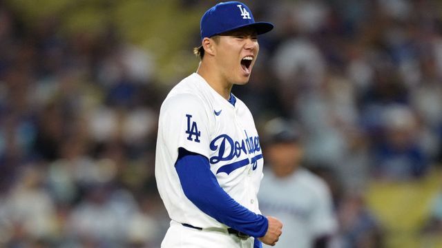 本拠地で初勝利を手にしたドジャースの山本由伸投手(写真：USA TODAY Sports/ロイター/アフロ)