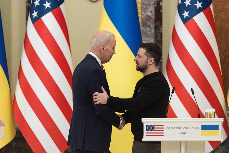 2023年2月20日、ウクライナの首都キーウで会談後、共同記者会見で握手するゼレンスキー大統領（右）とバイデン米大統領（photowalking / Shutterstock.com）