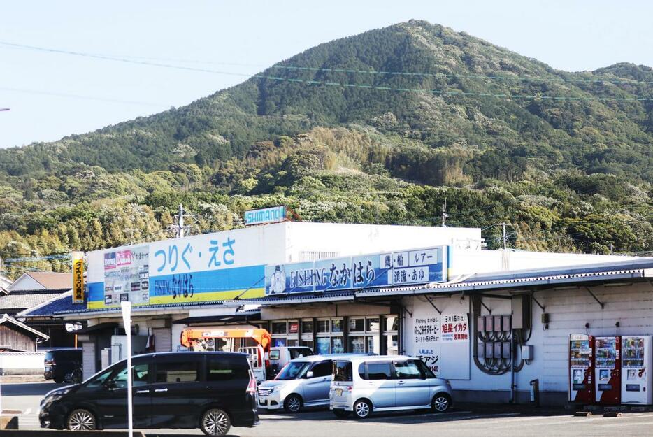 山の麓にある「FISHINGなかはら」の店舗