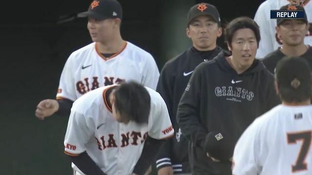 背番号7の長野久義選手に頭を下げる山崎伊織投手(画像:日テレジータス)