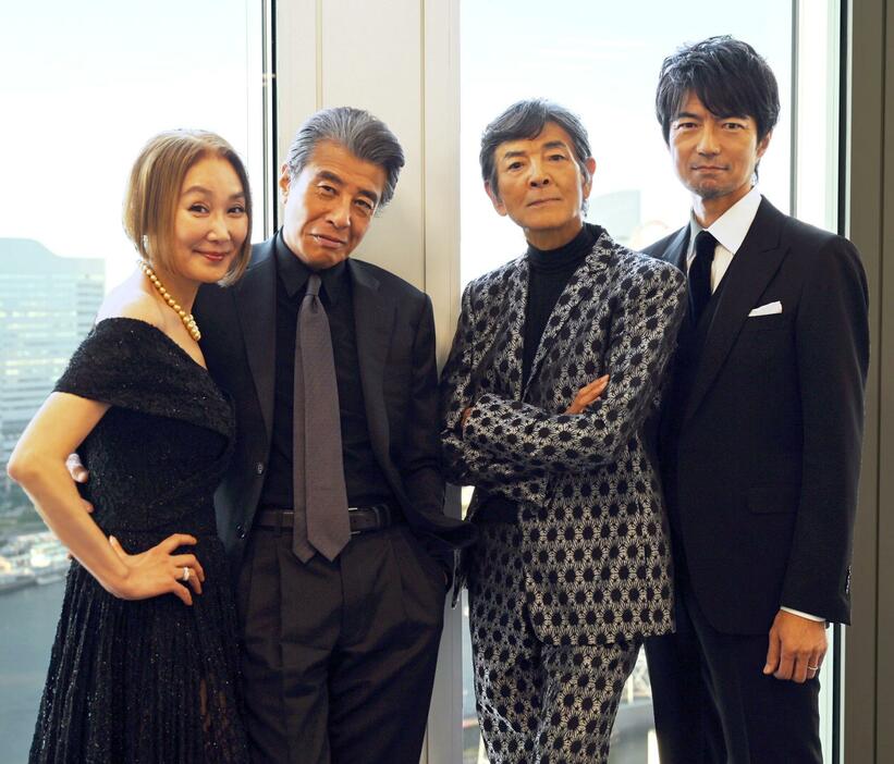 映画「帰ってきたあぶない刑事」に出演する（左から）浅野温子さん、舘ひろしさん、柴田恭兵さん、仲村トオルさん