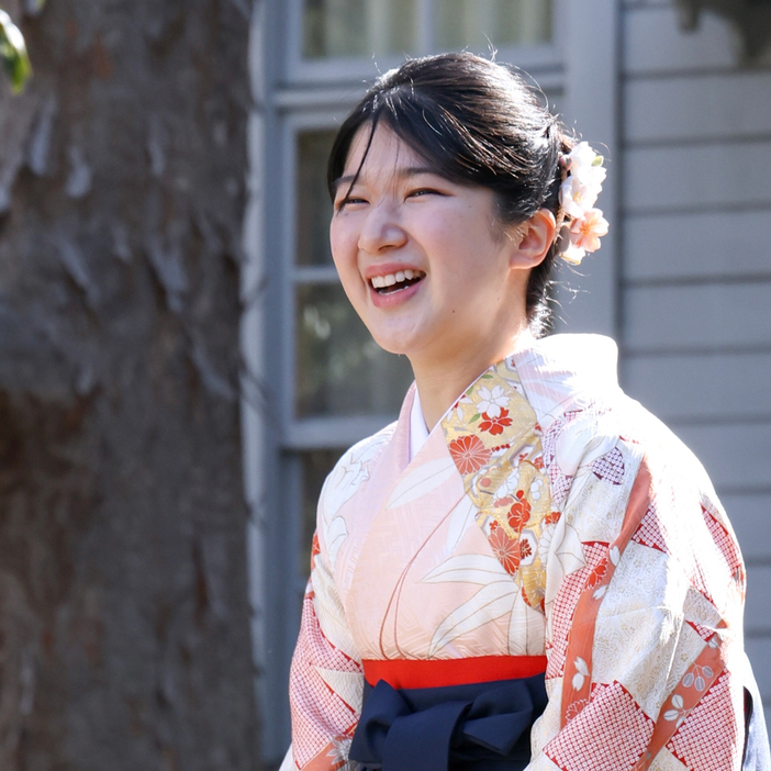 愛子さまが卒業式に大振袖の袴を選んだ理由。そして垣間見えた「雅子さまとの共通点」