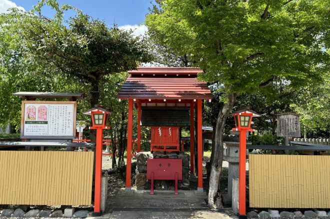 京都市右京区にある車折神社の「清少納言社」。清少納言がまつられています＝水野梓撮影