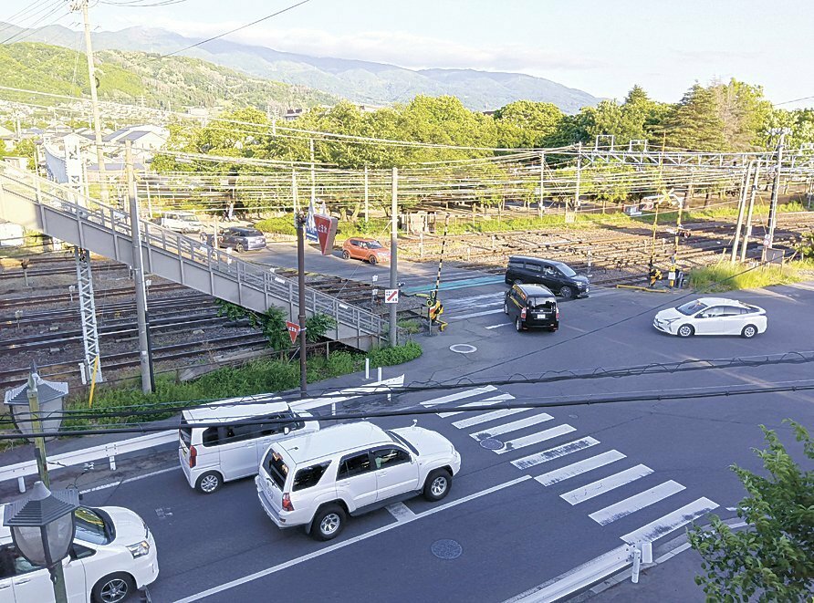 遮断機が頻繁に下りるため混雑する宮田前踏切。アンダーパス工事が来秋に始まる