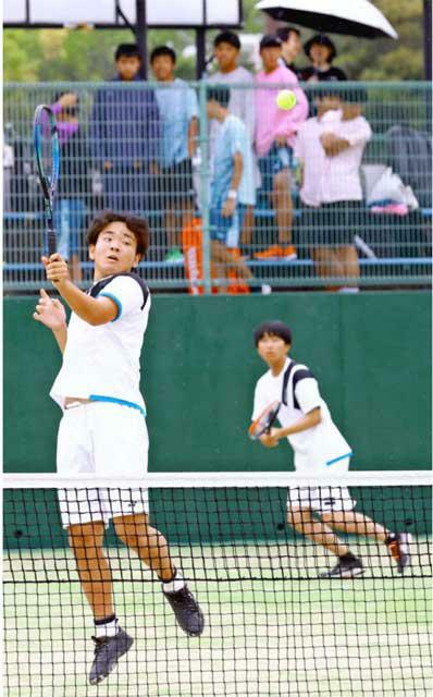 県高校総体のテニス男子で声援を受けながら懸命にプレーする選手たち＝２２日午前、宮崎市・生目の杜運動公園テニスコート
