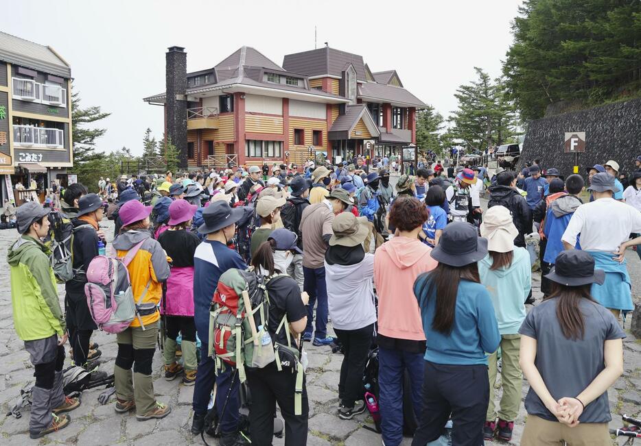 登山者らでにぎわう富士山の山梨県側の「吉田ルート」5合目＝2023年9月