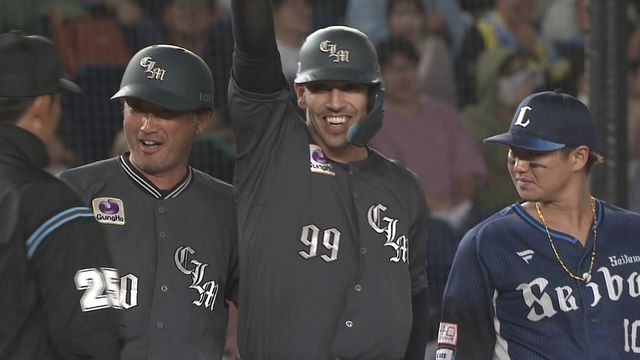 ロッテのソト選手は風を味方に先制の2点タイムリースリーベースヒットを放つ