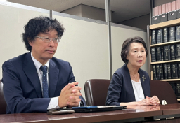 原告代理人の福田健治弁護士（左）、原告の岩田紀子さん