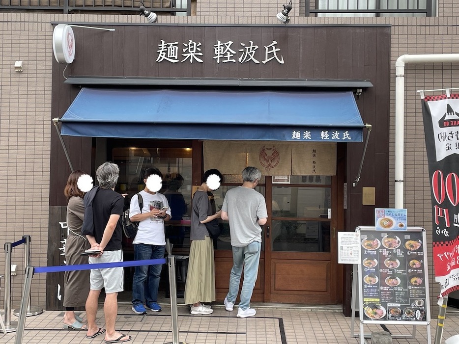 開店前から行列の人気っぷり