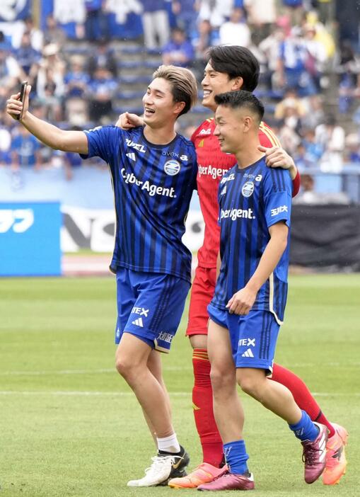 東京Vに勝利し、喜ぶ町田の（左から）藤尾、GK谷、仙頭＝Gスタ